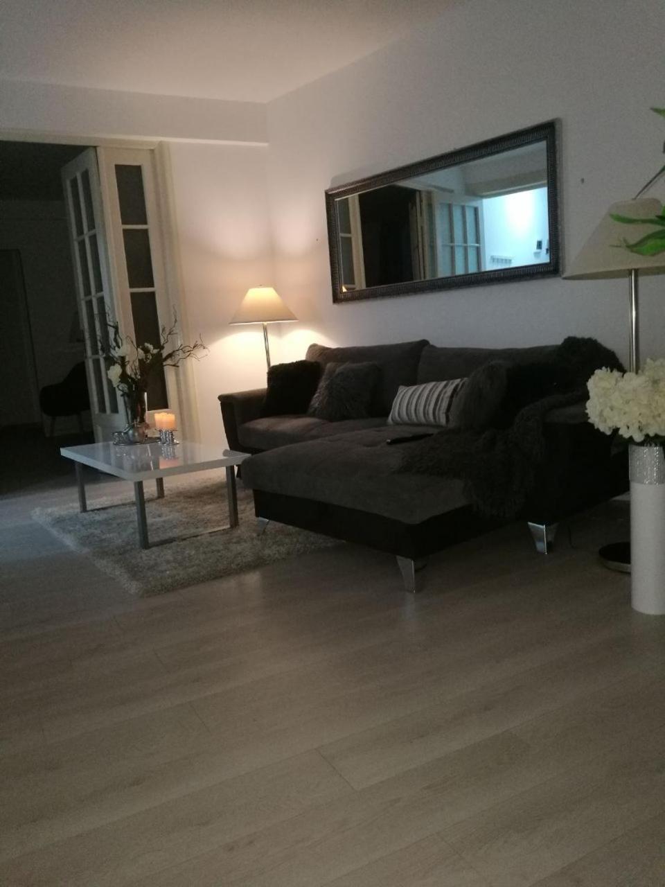 Metropole Apartments Invilla Old City Boekarest Buitenkant foto