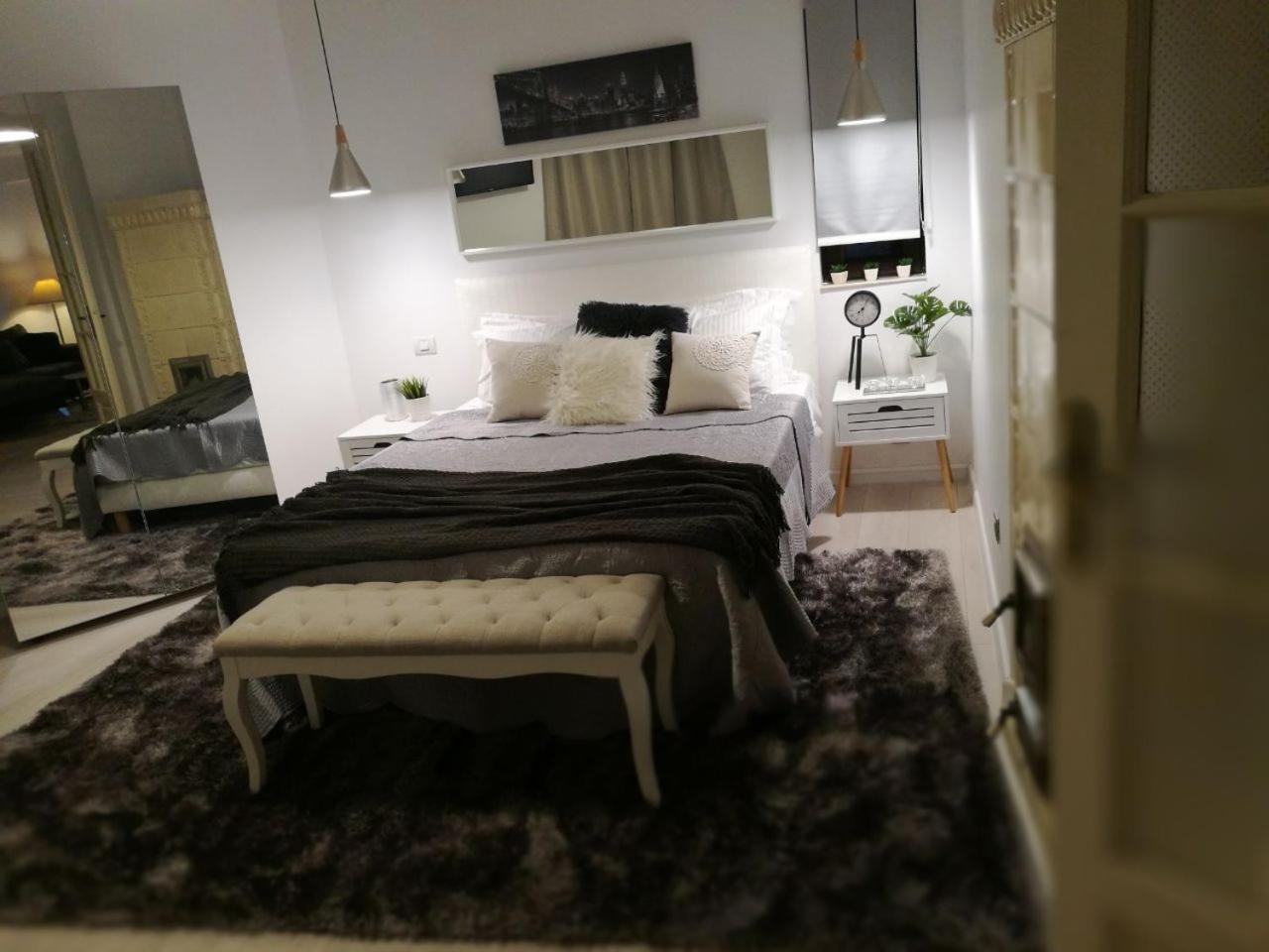 Metropole Apartments Invilla Old City Boekarest Buitenkant foto